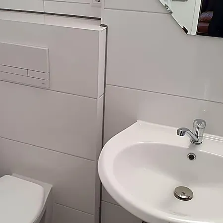 Berkut Hostel *